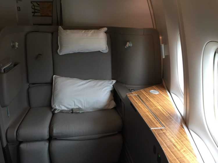 cathay pacific first class boeing 777 330er sitz 1