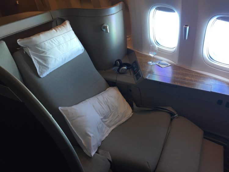 cathay pacific first class boeing 777 330er sitz 6