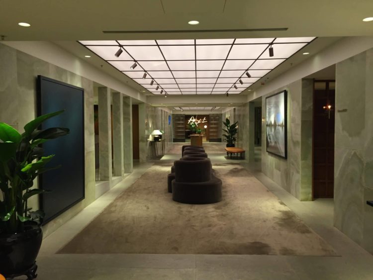 cathay pacific first class lounge the pier hongkong flur 1