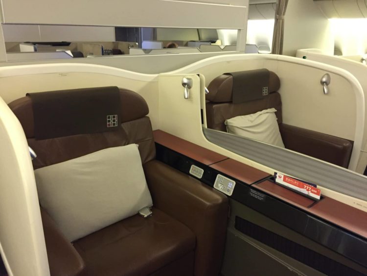 japan airlines first class boeing 777 kabine 1