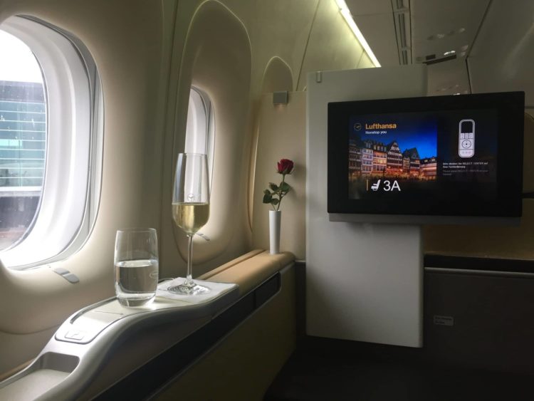 lufthansa first class boeing 747 8 champagner 1a