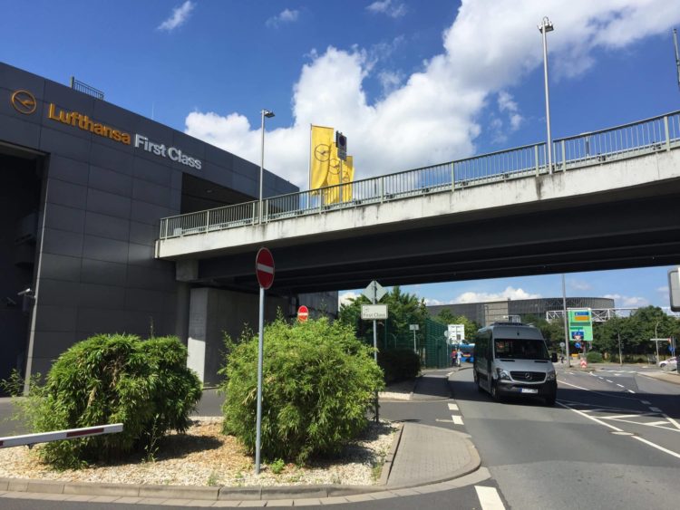 lufthansa first class terminal frankfurt aussenansicht