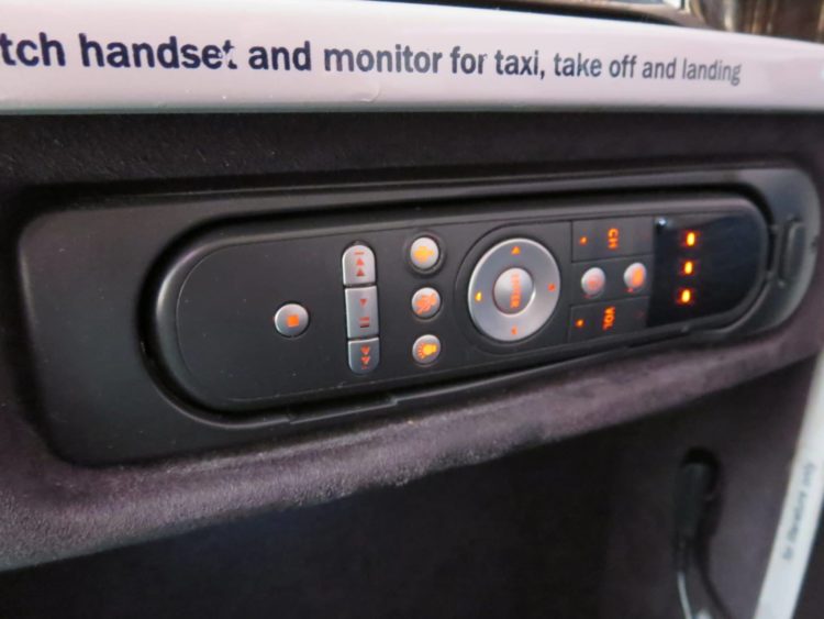 air new zealand business class boeing 777 200 entertainment bedienelemente