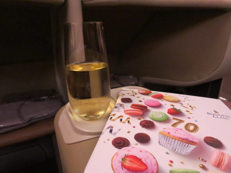 singapore airlines business class a380 essen champagner
