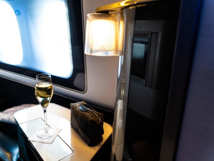british airways first class boeing 777 amenity kit champagner hell