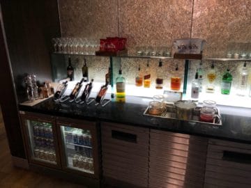 british airways galleries club lounge london heathrow terminal 5 b gates auswahl hochprozentiger alkohol