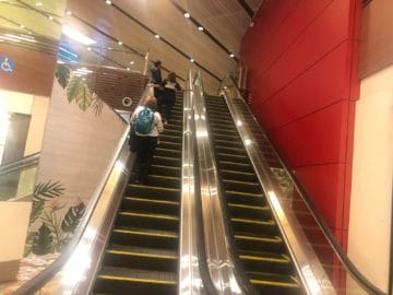 british airways lounge singapore treppe zur lounge