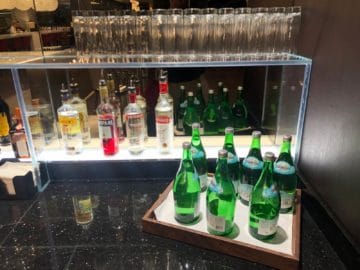 british airways lounge singapore wasser gin vodka