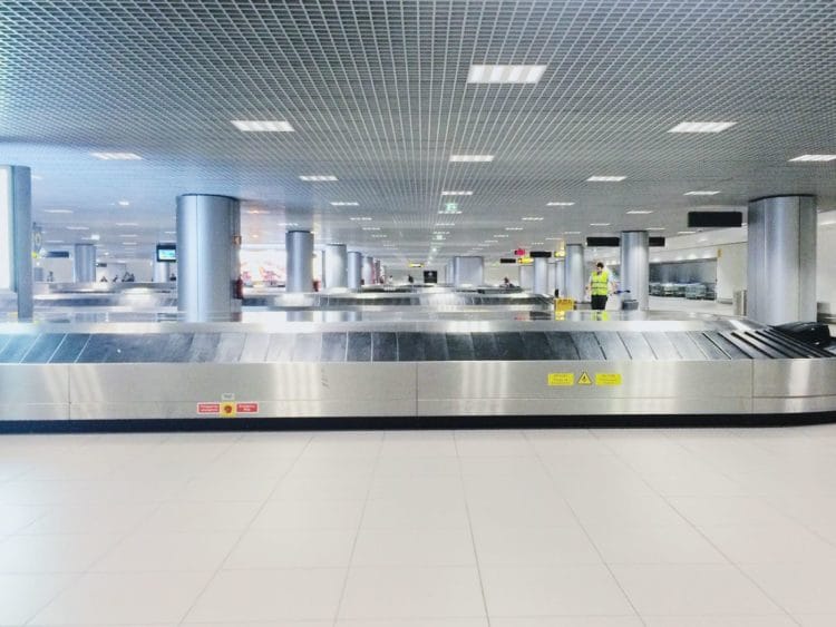 flughafen gepaeckband leer unsplash