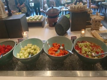 hilton garden inn bali fruehstueck obst