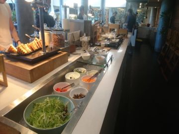 hilton garden inn bali fruehstueck salatbar