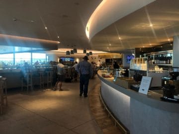qantas business lounge brisbane blick bar bereich