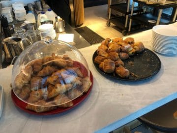qantas business lounge brisbane schoko croissant