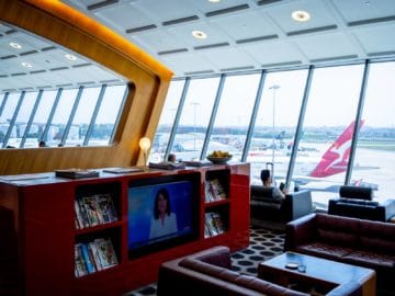 qantas first class lounge sydney fernseher zeitschriften