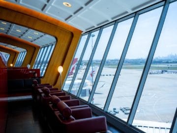 qantas first class lounge sydney sessel blick rollfeld