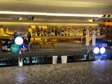 qantas lounge singapore bar