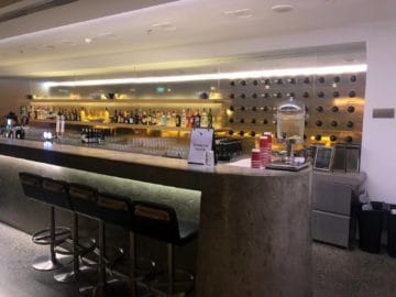 qantas lounge singapore blick auf die bar