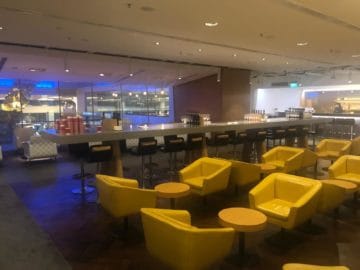 qantas lounge singapore gelbe sessel bar bereich