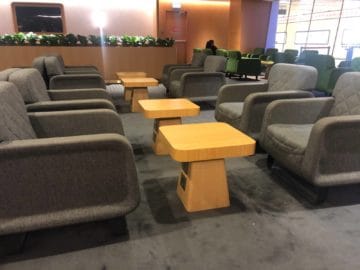 qantas lounge singapore graue sessel
