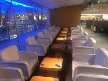 qantas lounge singapore weisse sessel