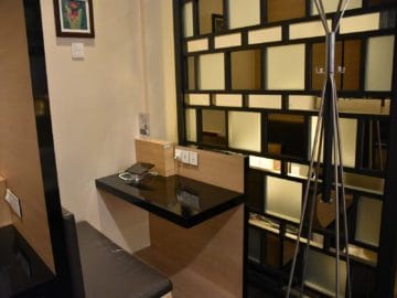 sats premier lounge singapur terminal 3 sitznische mit tablet
