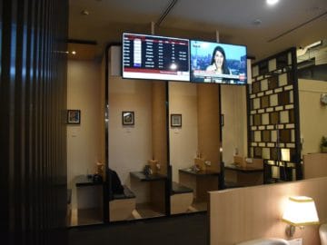 sats premier lounge singapur terminal 3 sitznischen und bildschirme