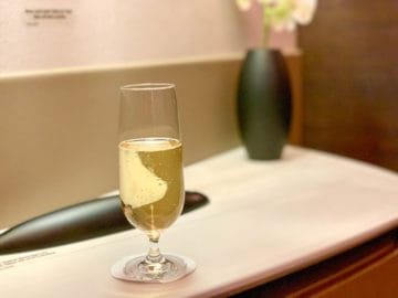 singapore airlines suites class 380 800 predeparture drink 3
