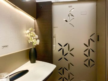 singapore airlines suites class 380 800 suite tuere 5
