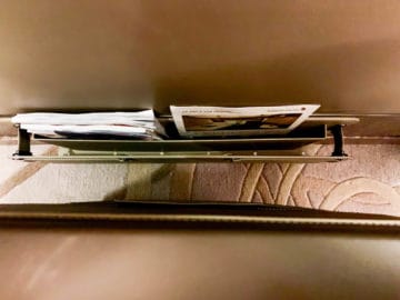 singapore airlines suites class 380 800 zeitschriftenhalterung 1