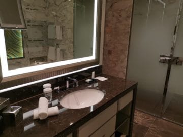 waldorf astoria berlin king junior suite bad2