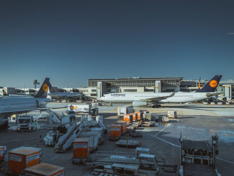 flughafen gepaeck container lufthansa unsplash