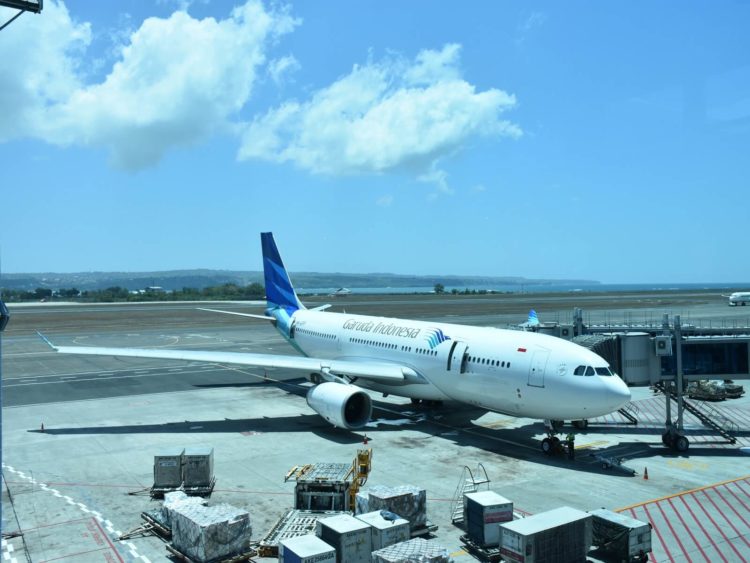 garuda indonesia flugzeug a330 denpasar