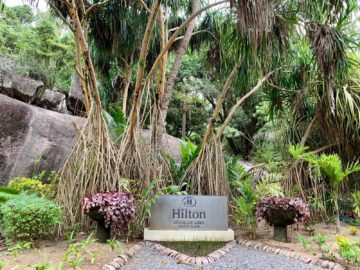 hilton seychelles labriz eingangsschild