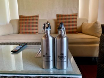 hilton seychelles labriz wasserflaschen