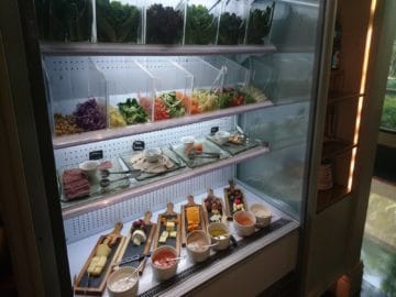 jw marriott surabaya fruehstueck salatbar