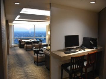 jw marriott surabaya lounge desk