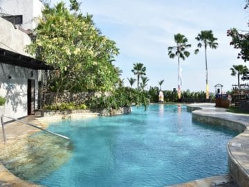 jw marriott surabaya pool