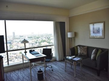 jw marriott surabaya schreibtisch