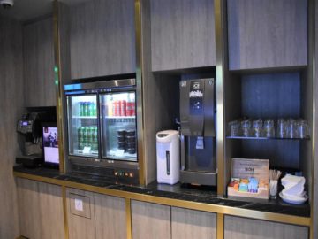 plaza premium lounge langkawi kuehlschrank kaffeemaschine