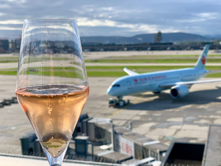 Swiss First Class Lounge Zürich E - Dachterrasse mit Blick auf den Flughafen