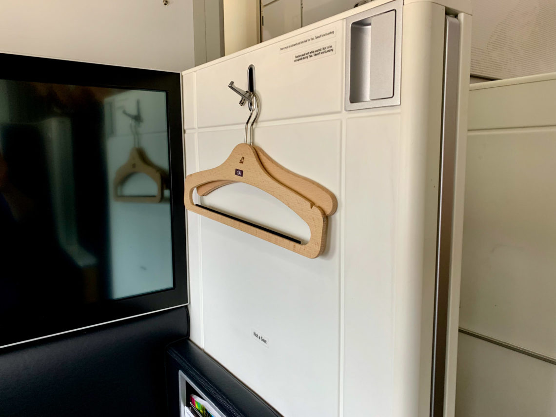Swiss A340 First Class Kleiderbügel