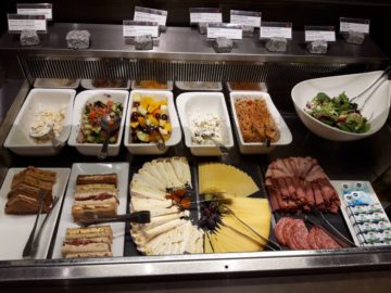 Air Canada Maple Leaf Lounge London Salat Aufschnitt