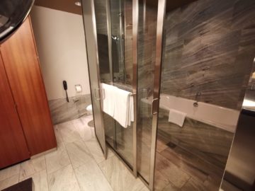 grand hyatt berlin king bett zimmer mit stadtblick badezimmer2