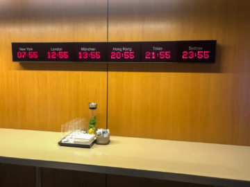 Lufthansa Senator Cafe Muenchen Weltuhr