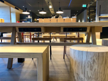 Swiss Alpine Lougne Zurich Anschluesse Unter Dem Tisch