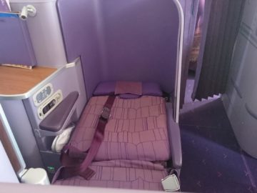 thai airways business class airbus a380 osaka bangkok ausgefahrenes bett kopfteil