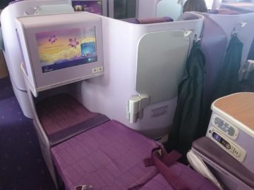 thai airways business class airbus a380 osaka bangkok ausgefahrenes bett vorderer teil