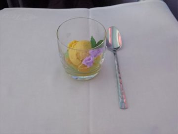 thai airways business class airbus a380 osaka bangkok eis zum dessert