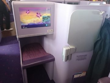 thai airways business class airbus a380 osaka bangkok fussablage und stauraum