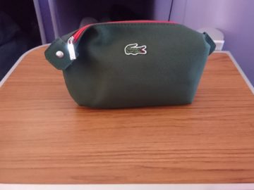 thai airways business class airbus a380 osaka bangkok geschlossenes amenity kit